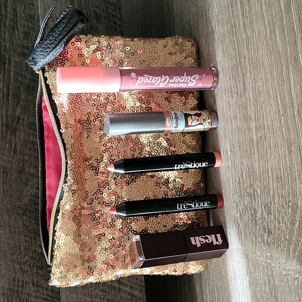 Lips stick lip gloss and lip glaze, and bag behind it included